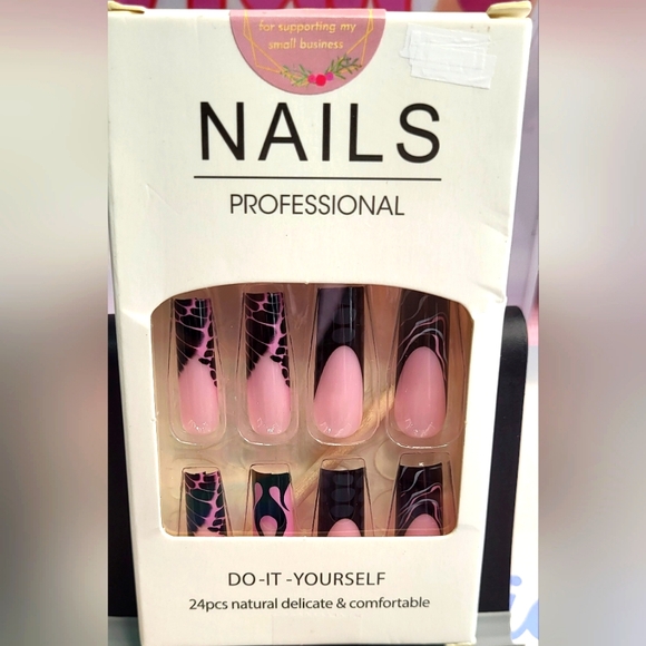 💙Elegant Pink and Black Press-On Nails w/ Designs - Picture 1 of 5